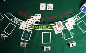 Gambaran pengguna menikmati berbagai permainan olahraga dan kasino di sinslot menggunakan perangkat mobile